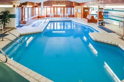 Village Lodge | Ski & Swim | Hot Tub | Sleeps 9