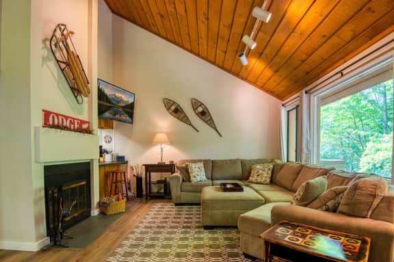 Village Lodge | Ski & Swim | Hot Tub | Sleeps 9