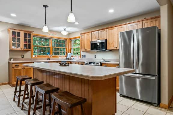 Hillcroft Landing | Winnie Waterfront | 5 Bed 4ba - Image 2