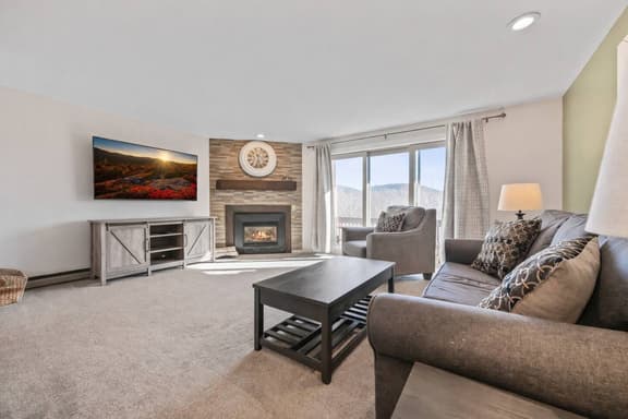 The Nordic Chalet | New Reno! | Hot Tubs | Skiing