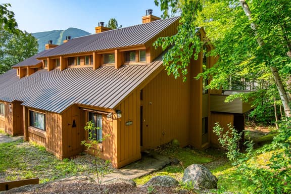 Village Lodge | Ski & Swim | Hot Tub | Sleeps 9