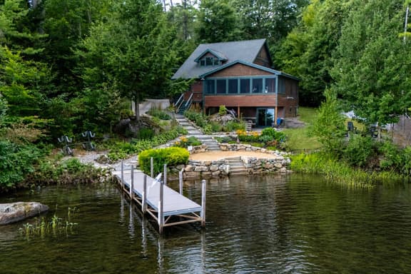 Hillcroft Landing | Winnie Waterfront | 5 Bed 4ba - Image 1